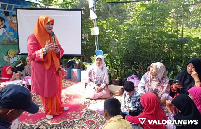 Taman Baca Mutiara Hati dikunjungi anggota F-PKS DPR RI, Nevi Zuairina, Sabtu. Rumah baca yang berlamat di Panorama Baru Kelurahan Puhun Pintu Kabun, Kecamatan MKS, Bukittinggi ini telah dikunjungi warga dari 24 negara.