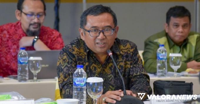 Anggota Komisi XI DPR RI, I Gusti Agung Rai Wirjaya saat memimpin pertemuan dengan Kementerian Keuangan, BI, OJK, LPS dan Himbara di Padang, Senin (7/8/2023). (humas)