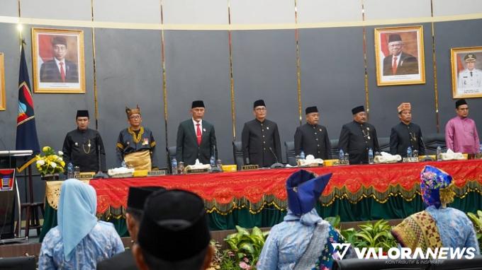 Ketua DPRD Padang, Syafrial Kani didampingi para wakil letua bersama Mahyeldi (gubernur Sumbar), Hendri Septa (Wako Padang), saat rapat paripurna istimewa  HUT Padang ke354, di kantor DPRD Padang yang baru di kawasan Air Pacah, Senin. (humas)