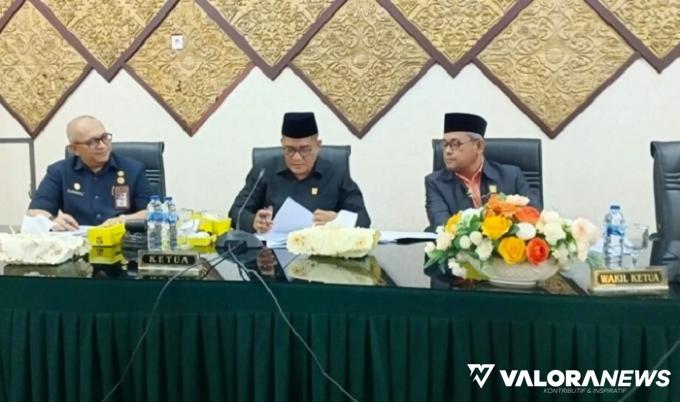 Ketua DPRD Padang, Syafrial Kani didampingi Arnedi Yarmen (Wakil Ketua) dan Andree Algamar (Sekda Padang) pada sidang paripurna dengan agenda tutup masa sidang II dan buka masa sidang III tahun 2023, Kamis. (humas)