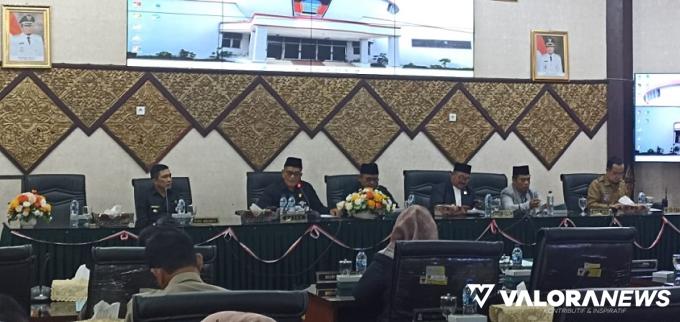 Ketua DPRD Padang, Syafrial Kani didampingi Ekos Albar (Wawako) dan wakil ketua, Ilham Maulana dan Arnedi Yarmen, memimpin sidang paripurna dengan agenda pengesahan perubahan Perda SOTK Padang, Senin.