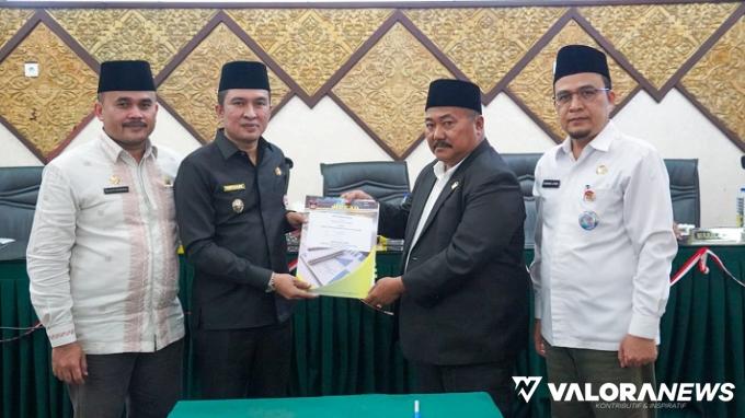 Wakil Ketua DPRD Padang, Amril Amin serahkan nota persetujuan KUA PPA Padang Tahun 2024 pada Wawako Padang, Ekos Albar, usai rapat paripurna dengan agenda persetujuan KUA PPAS Padang 2024, Jumat. (humas)