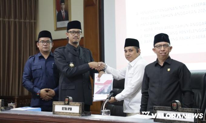 Wako Bukittinggi, Erman Safar menyerahkan nota pengantar Ranperda KUA PPAS Bukittinggi 2024 pada Ketua DPRD, Benny Yusrial disaksikan dua orang wakil ketua, pada rapat paripuna, Jumat. (hamriadi)