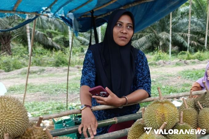 Seorang pedagang durian di Kampung Agam, Itin, menjelaskan asal mula pohon durian di Kampung Agam yang sudah ditanam keluarga Sultan Siak, sejak jaman penjajahan Belanda. (humas)