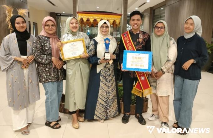 Pengurus Pusat Informasi dan Konseling Remaja Kampung KB Pesona Indah Bukit Gado Gado (PIK-R BGG), foto bersama usai meraih dua penghargaan di ajang Genre Award 2023, Sabtu malam lalu. (veri rikiyanto)