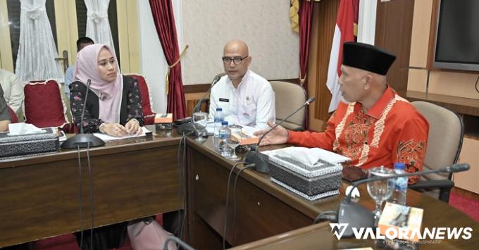 Gubernur Sumbar, Mahyeldi memimpin rapat dengan panitia daerah World Islamic Entrepreneurs Summit (WIES) di gubernuran, Jumat malam (11/8/2023). (prokopim)
