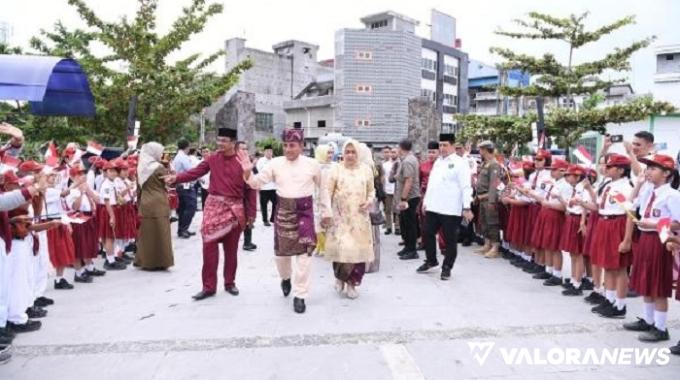 Gubernur Sumut, Edy Rahmayadi disambut siswa saat menghadiri penobatan Sultan Asahan XIII di Balairung Kehormatan Alun-alun Sultan Abdul Djalil Rahmadsyah, Kota Tanjungbalai, Kamis. (humas)