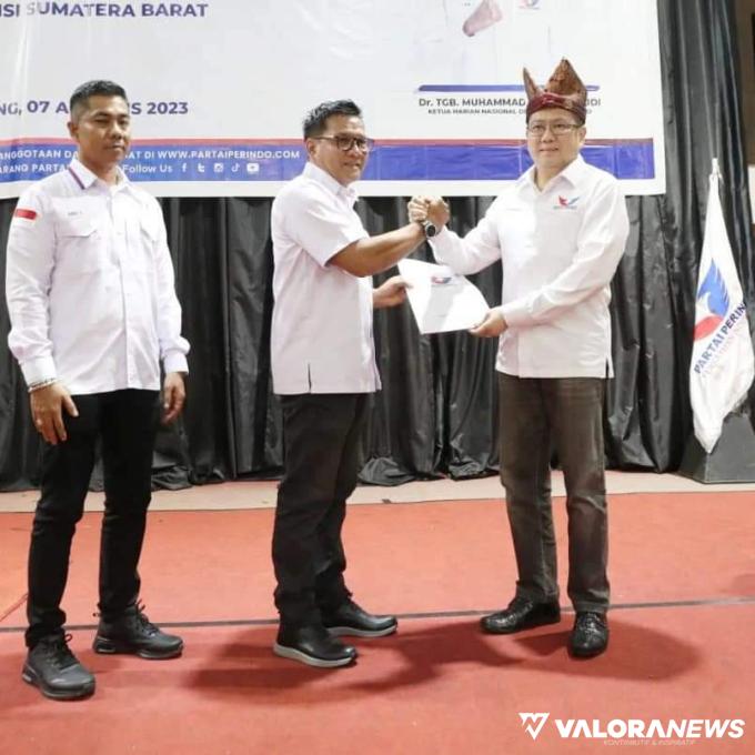 Hefri Admen Handra (tengah) menerima SK sebagai Ketua DPW Partai Perindo Sumatera Barat, dari Ketua Umum Partai Perindo Hary Tanoesoedibjo di Padang, Senin (7/08/2023). Kiri: Sekwil Partai Perindo Sumbar Andi Susanto. Foto: Dok DPW Partai Perindo Sumbar.