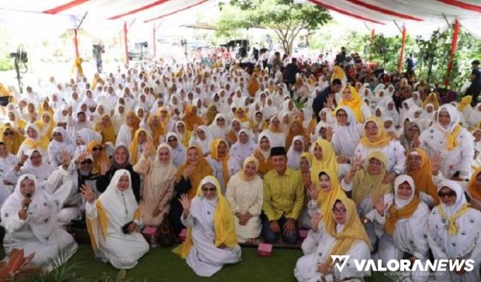 Wakil Gubernur Sumatera Utara, Musa Rajekshah foto bersama dengan peserta pengajian akbar MTP IPHI Sumut dan kabupaten/kota, di Desa Siguci, Talun Kenas, Deliserdang, Sabtu. (humas)
