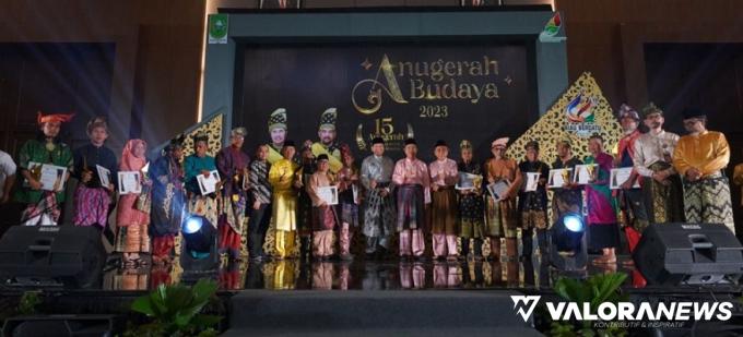 Gubernur Riau, Syamsuar bersama Kadisbud Riau, Raja Yoserizal Zen dan para peraih anugerah budaya pada kegiatan Anugerah Budaya Riau tahun 2023. (humas)