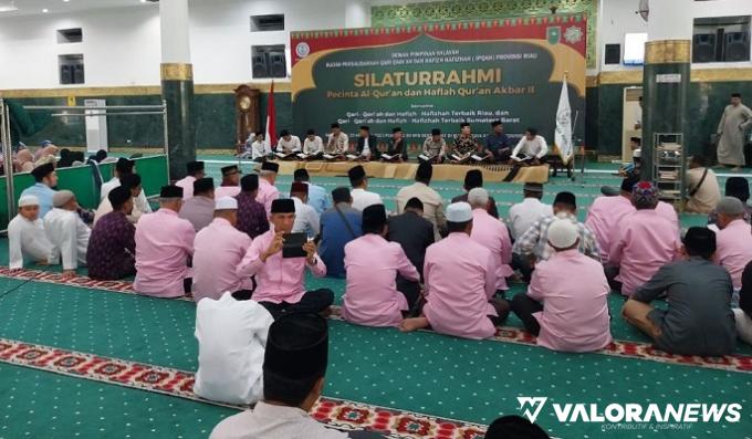 Asisten I Setdaprov Riau, Masrul Kasmy memberikan sambutan pada silaturahmi pecinta al Quran dan Haflah Quran Akbar II di Mesjid Raya An Nur Riau, Sabtu. (humas)