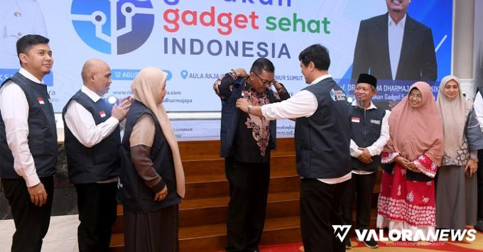 Kepala Dinas Kominfo Sumut, Ilyas Sitorus pasangkan jaket pada Pengurus Pusat Gerakan Gadget Sehat Indonesia (GGSI) di Aula Raja Inal Siregar, lantai 2 Kantor Gubernur Sumut, Medan, Sabtu. (kominfo)