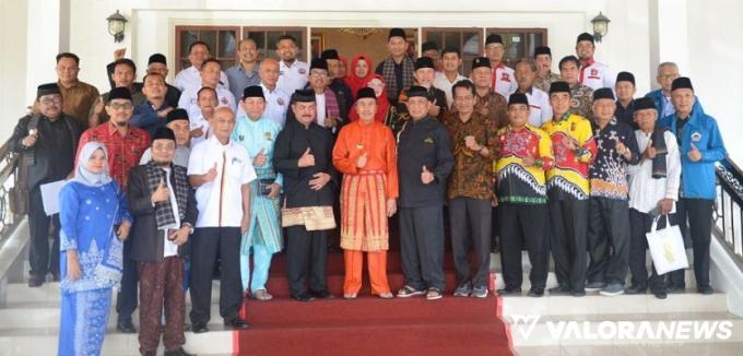Gubernur Riau, Syamsuar dan jajaran, foto bersama dengan Ketua LKAAM Sumbar, Fauzi Bahar dt Nan Sati beserta rombongan, usai rencana pemberian anugerah gelar adat ke Syamsuar, di Pekanbaru, Rabu. (humas)