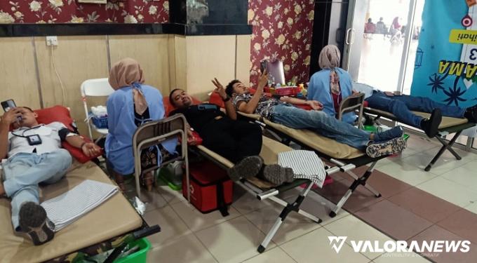 Kegiatan donor darah jadi bagian kegiatan menyeramakan HUT SP II Bandara Internasional Minangkabau (BIM) ke-24, Jumat. (humas)