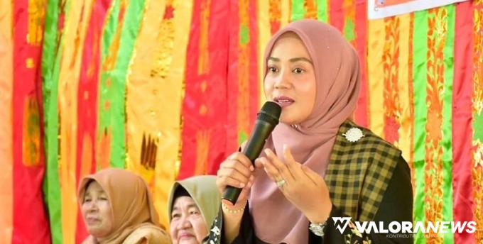 Plt Ketua Bundo Kanduang Agam, Yenni Andri Warman sosialisasikan adat budaya Minang bagi siswa dan majelis guru di SMPN 4 Kecamatan Ampek Nagari, Kamis. (humas)