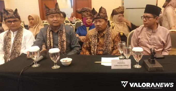 Bupati Agam, Andri Warman bersama Amril Sutan Chaniago (maestro Situpai Janjang), Doni Candra (Wali Nagari Tigo Koto Silungkang) menghadiri sidang penetapan WBTBI Tahun 2023 di Jakarta, Rabu. (humas)