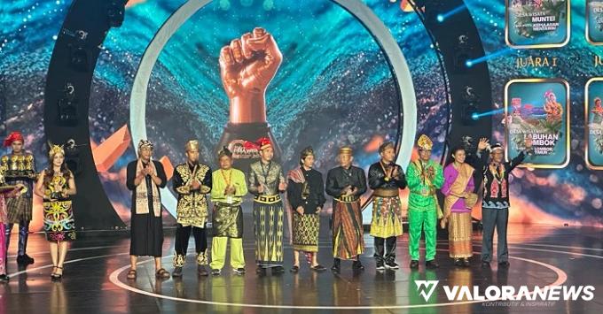 Desa Muntei (kanan) saat dinobatkan sebagai juara I Desa Wisata kategori Juara 1 Kategori Daya Tarik Pengunjung pada ajang ADWI Tahun 2023 di TMII Jakarta, Ahad malam. (humas)