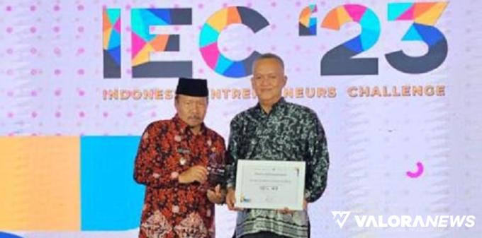 Bupati Agam, Andri Warman bersama Muhammad Musafik dari UMKM Bank Sampah Padat Karya, usai dinobatkan sebagai 20 terbaik ajang IEC&#039;23 yang diselenggarakan PT Tempo Inti Media, Rabu. (humas)
