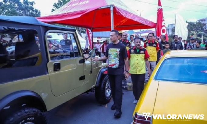 Wagub Sumatera Utara, Musa Rajekshah berkeliling melihat mobil VW pada Jamnas Volkswagen (VW) Indonesia ke-52 di Pekan Raya Sumatera Utara (PRSU), Sabtu. (humas)
