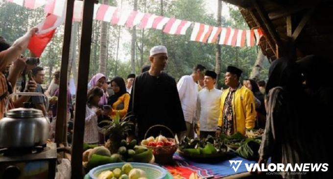 Wagub Sumatera Utara, Musa Rajekshah menikmati aneka jajanan yang tersedia di Pasar Kamu di Desa Denai Lama, Ahad. Desa ini merupakan desa wisata unggulan di Sumatera Utara. (humas)