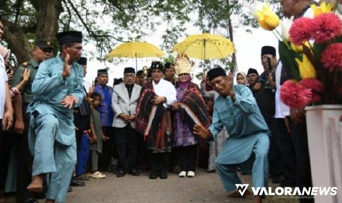 Ahli waris Makam Namora Pande Bosi, tokoh adat dan tokoh masyarakat Kelurahan Sigalangan, Kecamatan Batang Angkola, Tapanuli Selatan, sambut kedatangan Gubernur Sumut, Edy Rahmayadi dan Ketua TP-PKK, Nawal Lubis, Rabu. (humas)