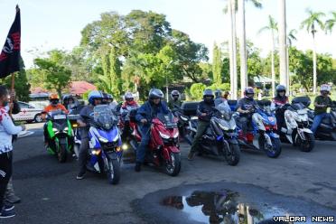 Wagub Sumbar, Audy Joinaldy melepas keberangkatan 120 peserta Touring Merdeka Big Max Indonesia, di kompleks gubernuran Sumbar, Jumat. (humas)