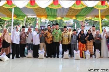 Wagub Sumut, Musa Rajekshah foto bersama Wako Padangsidimpuan Irsan Effendi Nasution dan mustahik, foto bersama usai penyerahan bantuan zakat dari Pemko Padangsidimpuan di halaman kantor wali kota, Jumat. (humas)