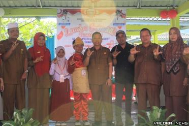 Staf Ahli Bupati Bidang Agama dan Kesejahteraan Sosial, Adrianto didampingi Ketua TP PKK Pasbar, Titi Hamsuardi foto bersama dengan panitia Lomba Bercerita Tingkat SD/MI se-Kabupaten Pasaman Barat Tahun 2023, yang digelar Dinas Kearsipan dan Perpustakaan,