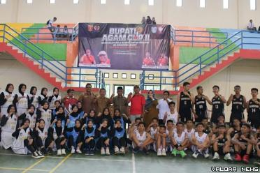 Sekda sekaligus Ketua KONI Agam, Edi Busti foto bersama dengan atlet yang ikut kejuaran bola basket antar pelajar se-Sumatera Barat, di GOR Rang Agam tanggal 7-13 Agustus 2023. (humas)