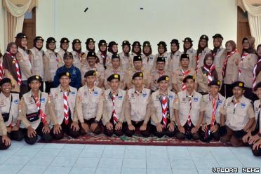 Kamabicab Pramuka Agam, Andri Warman bersama Ketua Kwarcab Agam, Jetson dan jajaran pengurus lainnya, foto bersama dengan 32 Kontingen Agam ke Rainas XII Cibubur, di Mess Pemda Belakang Balok, Bukittinggi, Kamis. (humas)