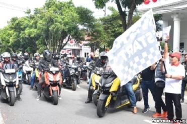 Bupati Agam, Andri Warman melepas peserta touring XOG 2033 di depan mess Pemkab Agam, Sabtu. (humas)