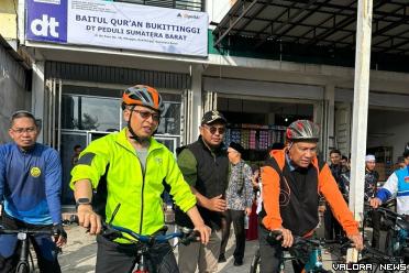 Pendiri Pondok Pesantren Daarut Tauhiid, Abdullah Gymnastiar atau AA Gym bersama Marfendi (Wawako Bukittinggi) berkeliling kota sembari bersepeda, dalam rangkaian safar dakwah di kota wisata itu, sepanjang akhir pekan kemarin. (humas)