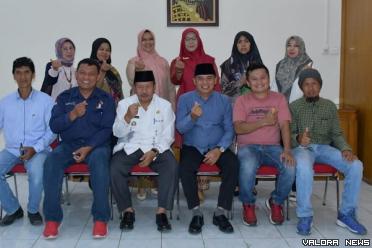 Bupati Agam, Andri Warman foto bersama Hardoni (Sekretaris Disparpora), Admiral Adaz (Ketua Asosiasi Homestay Agam) dan jajaran pengurus lainnya, foto bersama usai audiensi di Mess Pemkab Agam, Jumat. (humas)