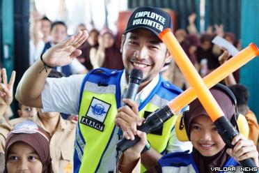 Karyawan PT Angkasa Pura II KC BIM kenalkan soal kebandarudaraan pada siswa sekolah di Padang dan Padang Pariaman, sepanjang Kamis dan Jumat. (istimewa)