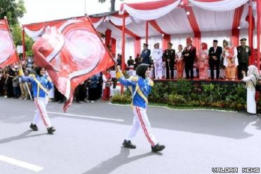 Atraksi marching band dari siswa SMA di Sumatera Utara, melintas di depan panggung kehormatan Pawai Pembangunan Pemprov Sumut yang digelar dalam rangka memeriahkan HUT ke78 RI, Kamis. (humas)