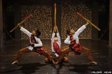 Tiga siswa SD Negeri 01 Benteng Pasar Atas menampilkan 'Tari Kurenah' pada FLS2N yang diadakan BPTI di Jakarta tanggal 14-18 Agustus 2023. (istimewa)