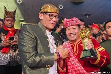 Menteri Parekraf, Sandiaga Uno bersama Andri Warman (Bupati Agam), foto bersama usai menerima penghargaan Desa Wisata Terbaik I untuk Nagari Lawang dengan kategori Homestay dan Toilet Umum di TMII Jakarta, Ahad malam. (humas)