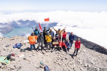 Direktur PT TI, Amin Haris bersama 16 orang pendaki lainnya, kibarkan bendera Merah Putih di Puncak Rinjani, sebagai bentuk lain dari memaknai HUT ke-78 RI, Kamis. (istimewa)
