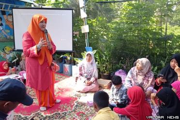 Taman Baca Mutiara Hati dikunjungi anggota F-PKS DPR RI, Nevi Zuairina, Sabtu. Rumah baca yang berlamat di Panorama Baru Kelurahan Puhun Pintu Kabun, Kecamatan MKS, Bukittinggi ini telah dikunjungi warga dari 24 negara.