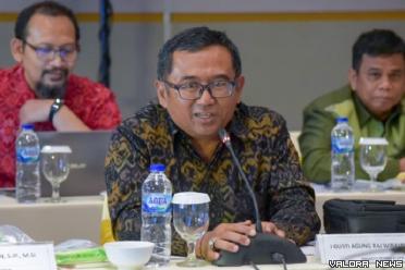 Anggota Komisi XI DPR RI, I Gusti Agung Rai Wirjaya saat memimpin pertemuan dengan Kementerian Keuangan, BI, OJK, LPS dan Himbara di Padang, Senin (7/8/2023). (humas)