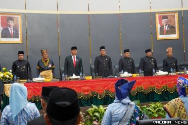 Ketua DPRD Padang, Syafrial Kani didampingi para wakil letua bersama Mahyeldi (gubernur Sumbar), Hendri Septa (Wako Padang), saat rapat paripurna istimewa  HUT Padang ke354, di kantor DPRD Padang yang baru di kawasan Air Pacah, Senin. (humas)
