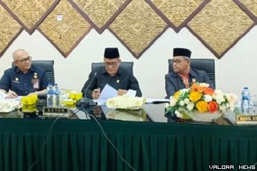 Ketua DPRD Padang, Syafrial Kani didampingi Arnedi Yarmen (Wakil Ketua) dan Andree Algamar (Sekda Padang) pada sidang paripurna dengan agenda tutup masa sidang II dan buka masa sidang III tahun 2023, Kamis. (humas)