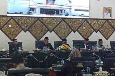 Ketua DPRD Padang, Syafrial Kani didampingi Ekos Albar (Wawako) dan wakil ketua, Ilham Maulana dan Arnedi Yarmen, memimpin sidang paripurna dengan agenda pengesahan perubahan Perda SOTK Padang, Senin.