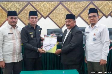 Wakil Ketua DPRD Padang, Amril Amin serahkan nota persetujuan KUA PPA Padang Tahun 2024 pada Wawako Padang, Ekos Albar, usai rapat paripurna dengan agenda persetujuan KUA PPAS Padang 2024, Jumat. (humas)