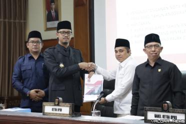 Wako Bukittinggi, Erman Safar menyerahkan nota pengantar Ranperda KUA PPAS Bukittinggi 2024 pada Ketua DPRD, Benny Yusrial disaksikan dua orang wakil ketua, pada rapat paripuna, Jumat. (hamriadi)