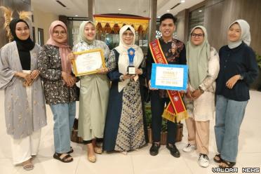 Pengurus Pusat Informasi dan Konseling Remaja Kampung KB Pesona Indah Bukit Gado Gado (PIK-R BGG), foto bersama usai meraih dua penghargaan di ajang Genre Award 2023, Sabtu malam lalu. (veri rikiyanto)