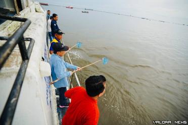 Gubernur Riau, Syamsuar didampingi Direktur P4K KKP, M Yusuf berlayar di perairan laut dumai, melihat aktivitas pengumpulan sampah oleh nelayan di perairan yang berhadapan langsung dengan Selat Malaka, Sabtu pagi. (humas)