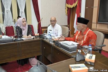 Gubernur Sumbar, Mahyeldi memimpin rapat dengan panitia daerah World Islamic Entrepreneurs Summit (WIES) di gubernuran, Jumat malam (11/8/2023). (prokopim)