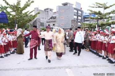 Gubernur Sumut, Edy Rahmayadi disambut siswa saat menghadiri penobatan Sultan Asahan XIII di Balairung Kehormatan Alun-alun Sultan Abdul Djalil Rahmadsyah, Kota Tanjungbalai, Kamis. (humas)