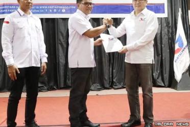 Hefri Admen Handra (tengah) menerima SK sebagai Ketua DPW Partai Perindo Sumatera Barat, dari Ketua Umum Partai Perindo Hary Tanoesoedibjo di Padang, Senin (7/08/2023). Kiri: Sekwil Partai Perindo Sumbar Andi Susanto. Foto: Dok DPW Partai Perindo Sumbar.